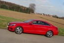 Mercedes-Benz E 220 CDI Coupé Rot, Baujahr 2014 in der Seitenansicht