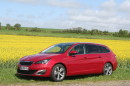 Peugeot 308 SW in der Karosseriefarbe rot in der Seitenansicht