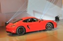 Porsche Cayman GTS in rot auf der Automobilmesse Peking
