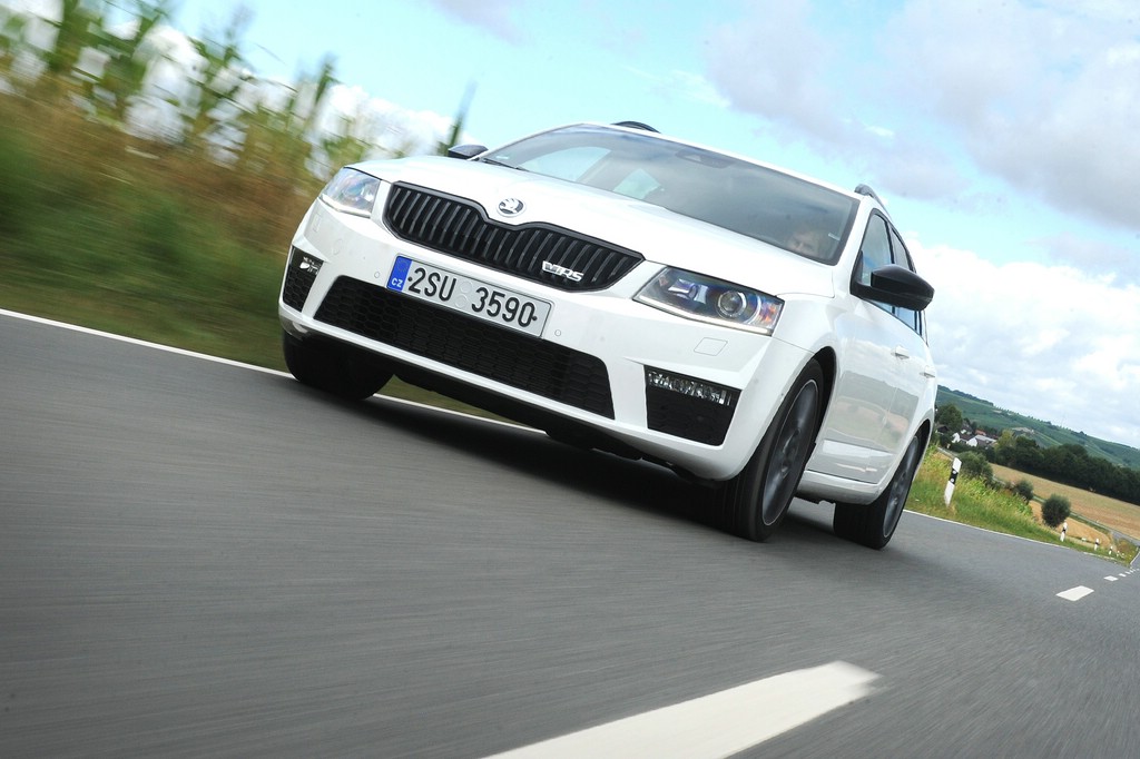 Kompakt-Sportler Skoda Octavia RS bei der Fahrt