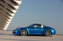 Porsche 911 Targa in Hellblau mit geschlossenem Dach
