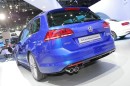 VW Golf SportWagen in Dunkelblau in der Heckansicht