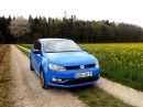 Blauer VW Polo6 in der Frontansicht