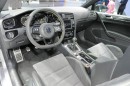 Lenkrad, Vordersitze und Mittelkonsole des VW Golf R 400