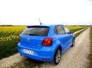 Die Rückleuchten des neuen (2014) Volkswagen Polo in blau metallic