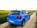 Die Rückleuchten des neuen (2014) Volkswagen Polo in blau metallic