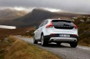 Volvo V40 Cross Country Sondermodell You in weiß in der Heckansicht