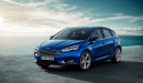 Neuer Ford Focus in blau am Meer