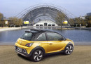 Der neue Opel Adam Rocks in gelb in der Heck- Seitenansicht