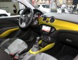Der Innenraum des Opel Adam Rocks in gelben Akzenten
