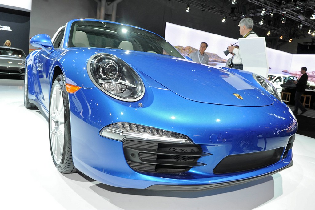 Blauer Porsche 911 auf einer Automobilmesse