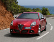Roter Alfa Romeo Giulietta Quadrifoglio Verde in der Frontansicht