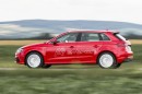 Roter Audi A3 Sportback e-tron bei der Fahrt
