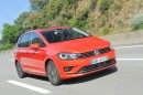 Roter Volkswagen Golf Sportsvan, Fotoaufnahme von der Fahrt