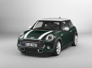 Grüner Mini Cooper SD mit weißen Streifen