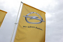 Opel Fahne an einem Opel Autohaus