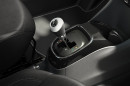 Der Wählhebel für die Automatikgetriebe im Peugeot 108