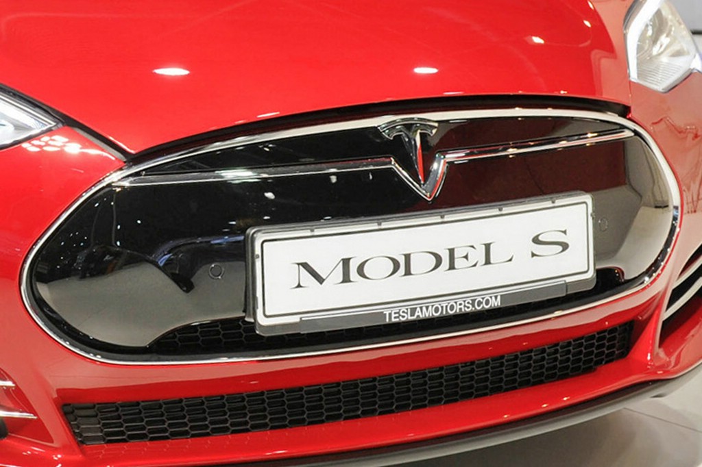 Der Kühlergrill eines roten Tesla Model S