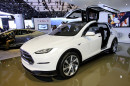 Der Tesla Model X in weiß auf einer Automesse