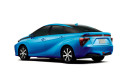 Blauer Toyota FCV in der Seiten- Heckansicht