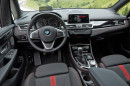 Der Innenraum des BMW 218d Sport Line mit rot/schwarzen Sitzen