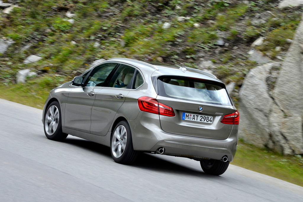 BMW 225i Luxury Line in Grau von hinten, Fahraufnahme