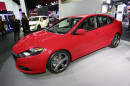 Der Dodge Dart in rot bei einer Auto-Veranstaltung