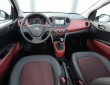 Der Innenraum des Hyundai i10 Sport mit rot schwarzen Sitzen