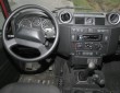 Das Cockpit des Land Rover Defender 90 Station Wagon mit sehr großem Lenkrad