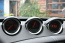 Die drei Anzeigen für Öl, Batteriespannung und die Anzeige für die Ukrzeit im Nissan 370 Z Roadster