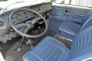 Das Cockpit des VW Bulli Busses mit blauen Sitzen