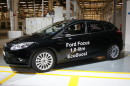 Schwarzer Ford Focus 1.0 Ecoboost im Showroom bei Ford