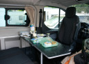 Der Klapptisch im Ford Nugget