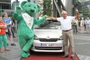 Kilometerfresser Gerhard Plattner und der ausgelobte Škoda Citigo.