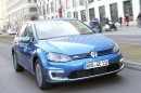 Volkswagen Golf der siebten Generation in Hellblau fahraufnahme