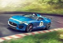 Blauer Jaguar F-Type Project 7 fährt auf der Rennstrecke
