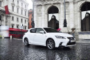 Facelift Lexus CT 200h in weiß bei Regen