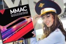 MMAC Hostess mit dem Logo der Moskauer Motor Show