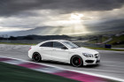 Kompaktwagen Mercedes-Benz CLA 45 AMG auf der Rennstrecke
