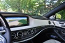 Der Bildschirm in der Mittelkonsole des Mercedes-Benz S-Klasse lang