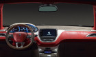 Das Armaturenbrett des Peugeot 2008 Castagna in rot, blau und weiß