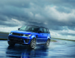 Fahraufnahme von dem Range Rover Sport SVR bei Nässe