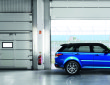 Blauer Range Rover Sport in der Seitenansicht SVR