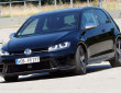 Fahraufnahme von einem schwarzen Volkswagen Golf R 2015