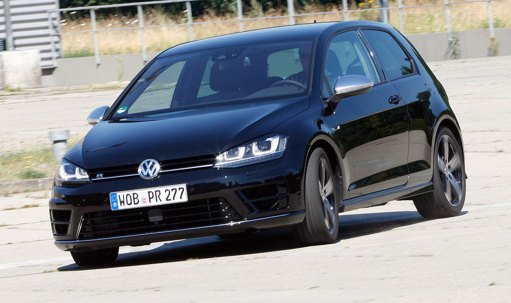 Fahraufnahme von einem schwarzen Volkswagen Golf R 2015