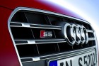 Der Grill eines roten Audi S5