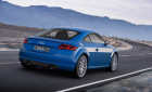 Fahraufnahme von einem blauem Audi TT 8S Coupe in der Heckansicht