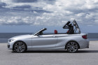 Das Dach des BMW 2er Cabrio wird geschlossen