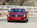 Cadillac ATS Coupé in der Außenfarbe rot in der Frontansicht
