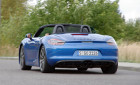 Blauer Porsche Boxster GTS 2014 bei einer Probefahrt